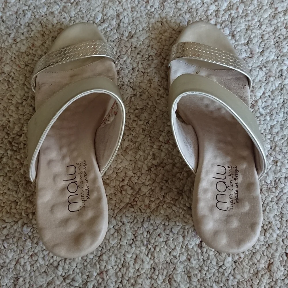 Malu gold tone Renay 2 bands Comfort Wedge Slides size 7
